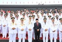 Pj. Bupati Busel Hadiri HUT OTDA ke XXVII di Makassar Ketgam : Seluruh kepala daerah di Indonesia berpose bersama saat HUT Otonomi Daerah yang berlangsung di Makassar. (FOTO ISTIMEWA)