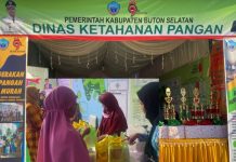 Stand Dinas Ketahanan Pangan Siapkan Sembako Murah Ketgam : Stand pameran Dinas Ketahanan Pangan Kabupaten Buton Selatan menyiapkan sembako murah.