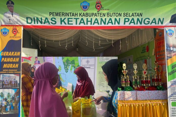 Ketgam : Stand pameran Dinas Ketahanan Pangan Kabupaten Buton Selatan menyiapkan sembako murah.