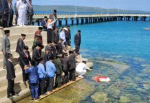 Tabur Bunga, Semarak Peringatan HUT Kemerdekaan RI di Buton Selatan Pj. Bupati Buton Selatan, La Ode Budiman bersama Forum Komunikasi Pimpinan Daerah menggelar tabur bunga sebagai bentuk penghormatan jasa-jasa pahlawan yang memperjuangkan kemerdekaan Indonesia.