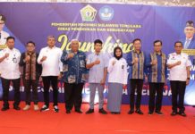 Pj. Bupati Busel Dampingi Gubernur Saat Peluncuran Desain Seragam SMK Ketgam : Gubernur Sultra, Ali Mazi saat melaunching seragam SMK yang didesain dan dijahit langsung oleh para pelajar di Sultra.