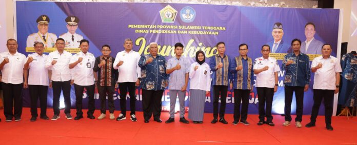 Ketgam : Gubernur Sultra, Ali Mazi saat melaunching seragam SMK yang didesain dan dijahit langsung oleh para pelajar di Sultra.