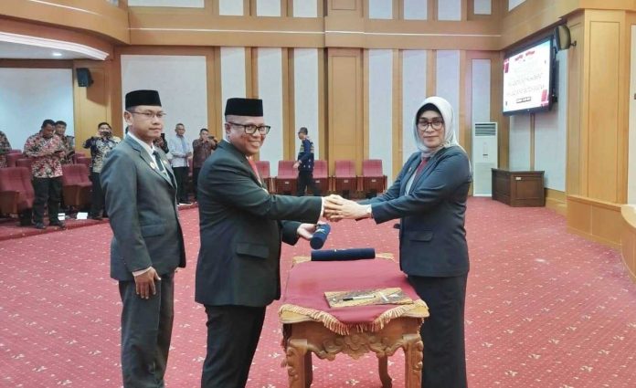 Ketgam : Pj Bupati Mubar dan Pj Bupati Busel Terima SK Perpanjangan Masa Jabatan.