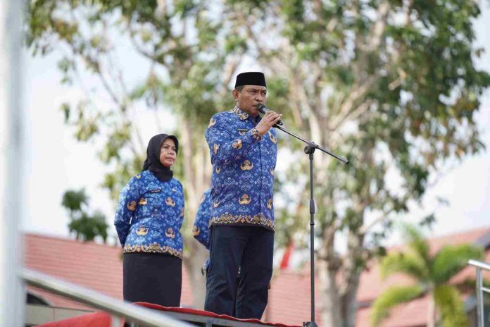 Wali Kota Baubau La Ode Ahmad Monianse saat menjadi Inspektur Upacara (Irup) di Lapangan Upacara Kantor Wali Kota Baubau, Senin 18 September 2023. (Foto: Istimewa).