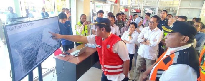 Menhub Budi Karya mendengarkan pemaparan Kepala UPBU Betoambari, Tarman terkait progres pengembangan Bandara Betoambari, Jum'at, 15/9/2023