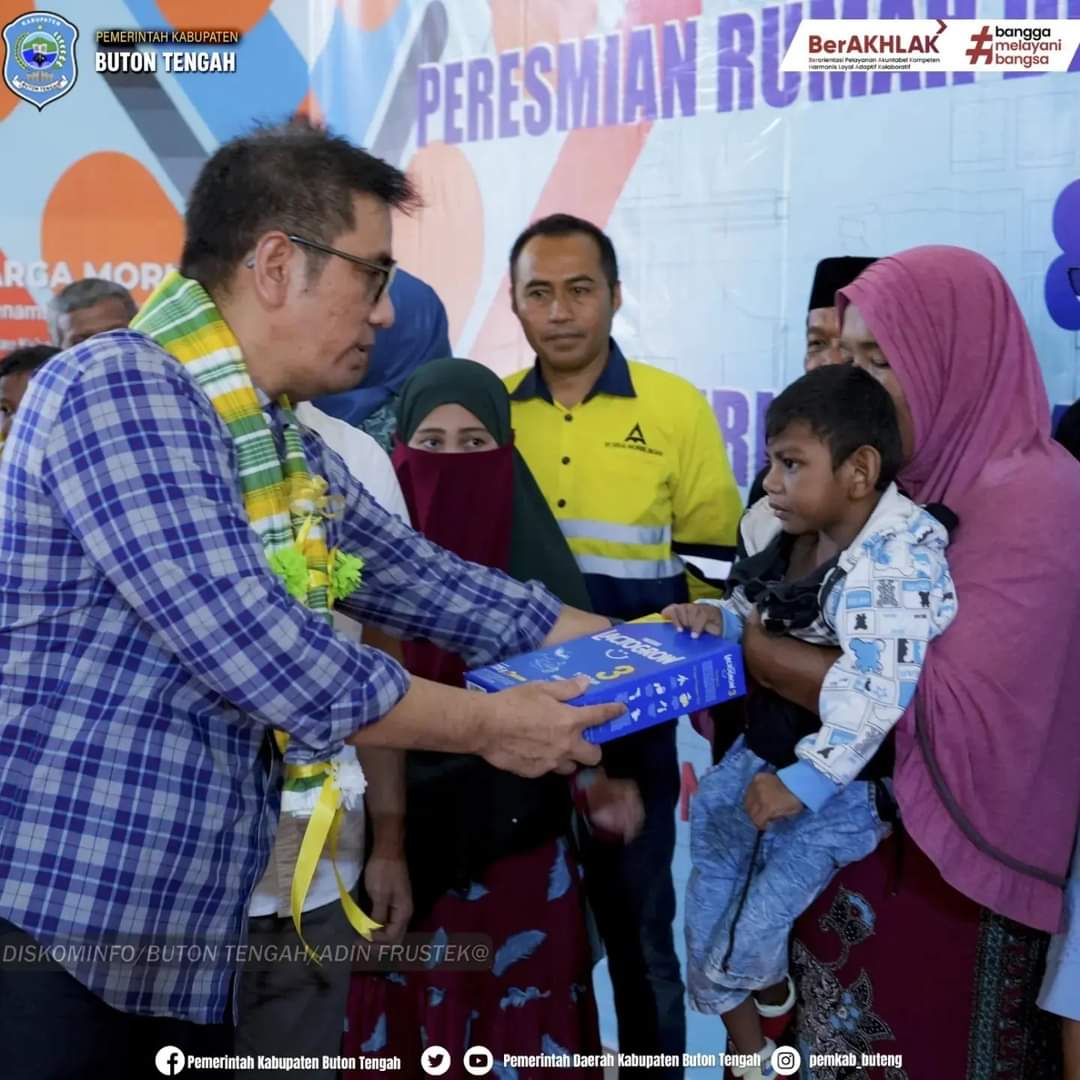 Ketgam : Pj. Bupati Buton Tengah, Andy Muhammad Yusuf menyerahkan bantuan kepada masyarakat Kabupaten Buton Tengah. 