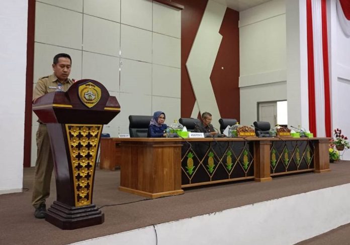 Ketgam : Sekretaris DPRD Kota Baubau, Yaya Wirahyawan saat membacakan agenda dewan selama masa sidang tiga periode Juni Sampai September 2023. (FOTO : La Ode Aswarlin)