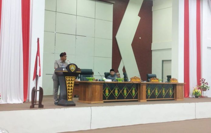 Asisten I Setda Baubau La Ode Aswad saat menyampaikan jawaban pemerintah atas pandangan umum Fraksi DPRD terkait pengajuan tiga Raperda di Gedung DPRD Kota Baubau, Selasa 10 Oktober 2023.