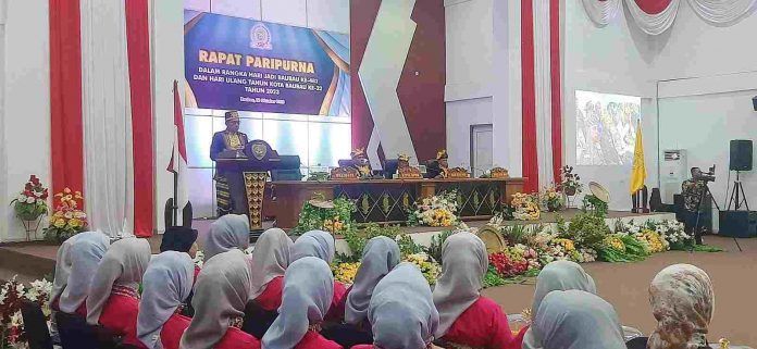 Pj Wali Kota Baubau Dr Muh. Rasman Manafi saat berpidato pada rapat paripurna dalam rangka Hari Jadi Baubau ke-482 dan HUT Kota Baubau ke-22 sebagai Daerah Otonom di Gedung DPRD Baubau, Senin 16 Oktober 2023.