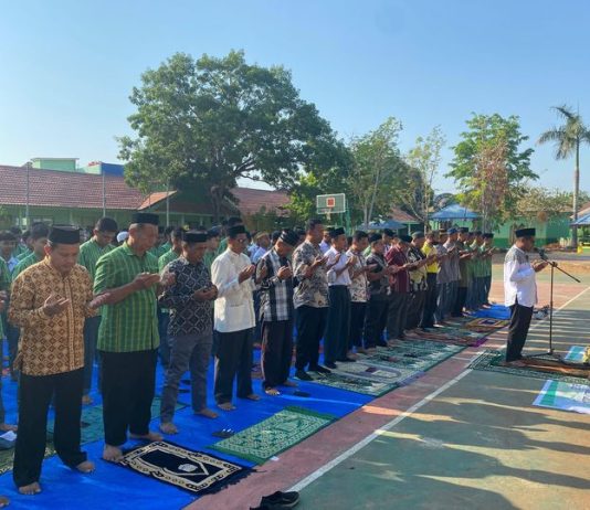 Guru dan Siswa MAN Baubau Doakan Korban Perang di Palestina