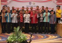 Mendagri Atensi Kondisi Sosial Ekonomi Sultra Ketgam : Mendagri, Tito Karnavian didampingi Pj. Gubernur Sultra, Andap Budhi Revianto berpose bersama bupati dan wali kota di Sultra saat kunjungan kerja dalam rangka rapat koordinasi (Rrakor), Jumat 27 Oktober 2023. (FOTO Istimewa)