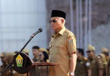 Pj. Gubernur Sultra Peduli dengan Masa Depan Atlet Berprestasi Sekda Provinsi Sultra H Asrun Lio menjadi Inspektur Upacara dalam apel gabungan ASN Lingkup Pemprov Sultra di Halaman Kantor Gubernur Sultra, Senin 23 Oktober 2023. (Foto: Istimewa)