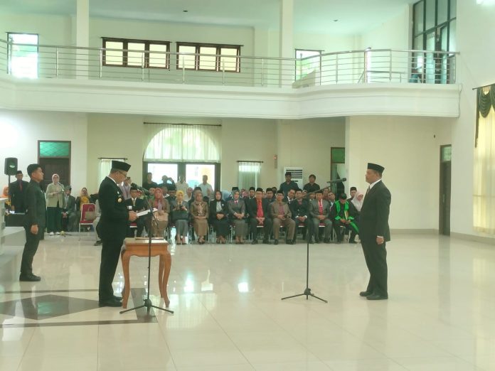 Pj. Wali Kota Baubau, Rasman Manafi saat melantik Saido Bonsai sebagai Pj. Sekda Baubau, Jumat 27 Oktober 2023.