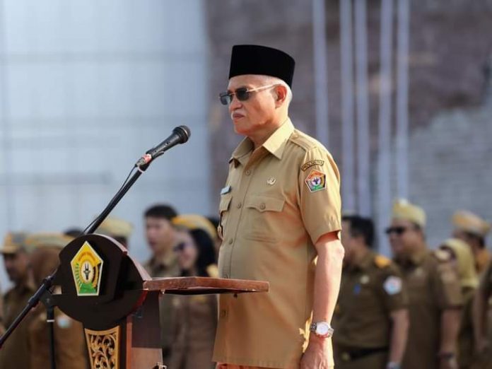 Sekda Provinsi Sultra H Asrun Lio menjadi Inspektur Upacara dalam apel gabungan ASN Lingkup Pemprov Sultra di Halaman Kantor Gubernur Sultra, Senin 23 Oktober 2023. (Foto: Istimewa)