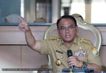 Pj. Gubernur Sultra Tekankan Realisasi Belanja Sesuai Program Prioritas Pj Gubernur Andap Budhi Revianto memimpin rapat koordinasi (Rakor) bersama jajaran Perangkat Daerah Lingkup Pemprov Sultra di Lobby Kantor Gubernur Sultra, Senin 23 Oktober 2023. (Foto: Istimewa)