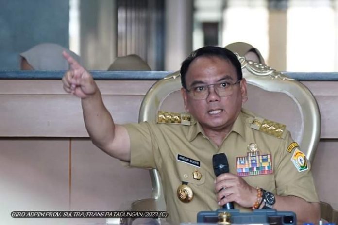 Pj Gubernur Andap Budhi Revianto memimpin rapat koordinasi (Rakor) bersama jajaran Perangkat Daerah Lingkup Pemprov Sultra di Lobby Kantor Gubernur Sultra, Senin 23 Oktober 2023. (Foto: Istimewa)