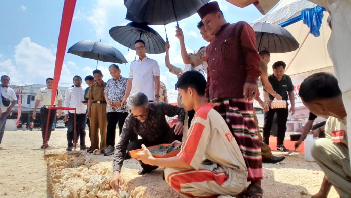 Ketgam : Chief Finance Officer (CFO) Kalla Toyota, Sjaiful Kasim saat peletakan batu pertama pembangunan showroom Kalla Toyota Baubau.