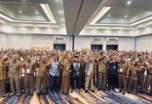 Pj Gubernur Inisiasi Deklarasi Pemilu Damai ASN dan Pelajar di Sultra Ketgam : Pj Gubernur Sultra, Andap Budhi Revianto berpose bersama dengan para ASN dan perwakilan pelajar dalam deklarasi Pemilu Damai tahun 2024, Selasa 7 November 2023.