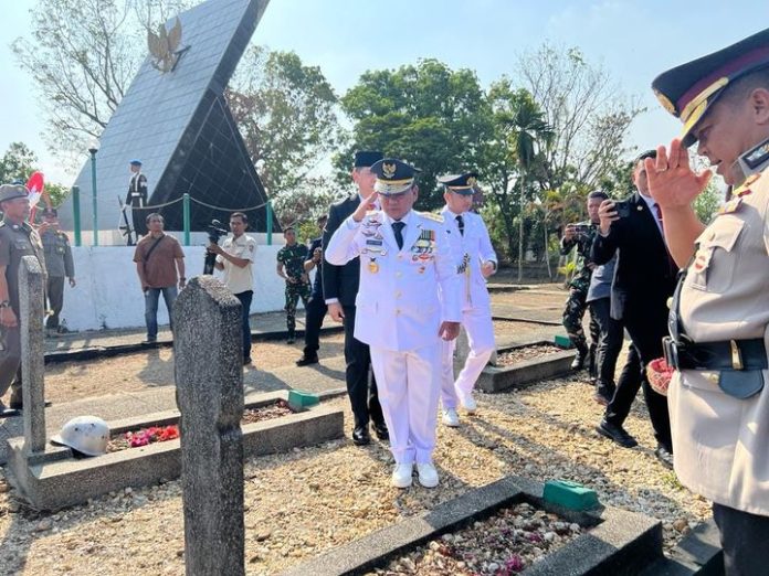 Pj Gubernur Sultra, Andap Budhi Revianto menjadi Inspektur Upacara pada peringatan Hari Pahlawan ke-78 tahun 2023 di tingkat Provinsi Sultra di Taman Makam Pahlawan (TMP) Watubangga Kendari, Jumat 10 November 2023.