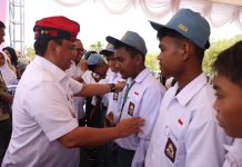 Kunker di Muna Barat, Pj Gubernur Sultra Serahkan Beasiswa dan Dua Ribu Paket Sembako Penjabat (Pj) Gubernur Sulawesi Tenggara (Sultra), Andap Budhi Revianto saat menyerahkan bantuan beasiswa kepada 112 pelajar di Muna Barat. (Foto : Istimewa)