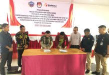 Biaya Pilkada Busel Rp 29 Miliar Ketgam : Pj. Bupati Buton Selatan, La Ode Budiman dan Ketua KPUD Buton Selatan, Hastun saat penandatanganan Naskah Perjanjian Hibah Daerah (NPHD).