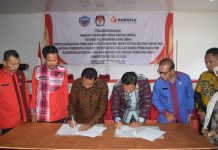 Sukseskan Pilkada Busel, Pj. Bupati Resmi Serahkan Hibah ke Bawaslu Ketgam : Pjj. Bupati Buton Selatan, La Ode Budiman dan Ketua Bawaslu Busel, Bahrudin La Puka melakukan penandatanganan NPHD untuk anggaran pengawasan pemilihan Bupati dan Wakil Bupati Buton Selatan tahun 2024, Kamis 2 November 2023.