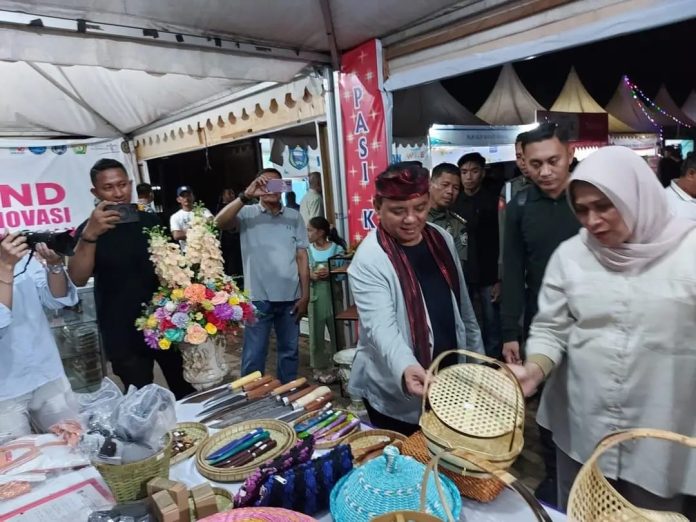 Ketgam : Pj Gubernur Sultra Andap Budhi Revianto meninjau stan UMKM di lokasi pameran UMKM yang menjadi salah satu rangkaian perhelatan yang berlangsung di Marina Togo Mowondu, Kabupaten Wakatobi. (FOTO : Istimewa)