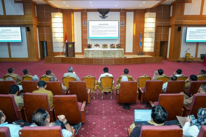 Sekda Sultra, Asrun Lio memimpin rapat refleksi akhir tahun dengan seluruh OPD di Pemprov Sultra. (FOTO : ISTIMEWA)