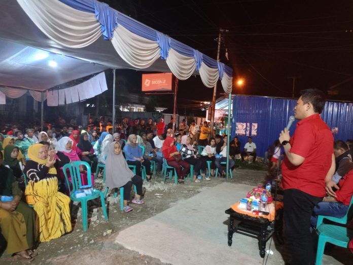 Ketgam : Kampanye calon anggota legislatif Kota Baubau, Rais Jaya Rachman saat melakukan pertemuan tatap muka dengan warga Kelurahan Bataraguru, Kamis 18 Desember 2023.