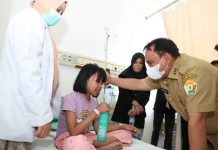 DBD Di Kendari Meningkat, Pj. Gubernur Sultra Jenguk Pasien