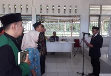 24 Pengawas TPS Kecamatan Lea-Lea Dilantik Ketua Panwascam Lea-Lea, Josran, SH saat memimpin pembacaan ikrar saat pelantikan 24 anggota PTPS terpilih.