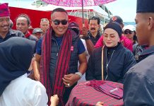 Pimda PKN Sultra Gelar Roadshow di Wakatobi Ketgam : Ketua Pertiwi Nusantara, Lia Umar Samiun dan Ketua Pimda Sultra, Umar Samiun beserta rombongan, tiba di pelabuhan Wanci, Sabtu (06/01/2024)