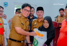 Pj Bupati Buteng Salurkan Bantuan Pangan Kepada 7.416 KPM