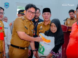 Pj Bupati Buteng Salurkan Bantuan Pangan Kepada 7.416 KPM