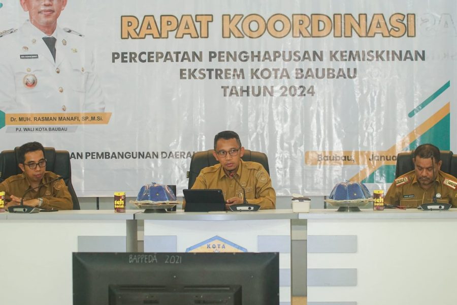 Pj. Wali Kota Baubau, Dr. Muhammad Rasman Manafi memimpin rapat koordinasi percepatan penghapusan kemiskinan ekstrem di Kota Baubau. 