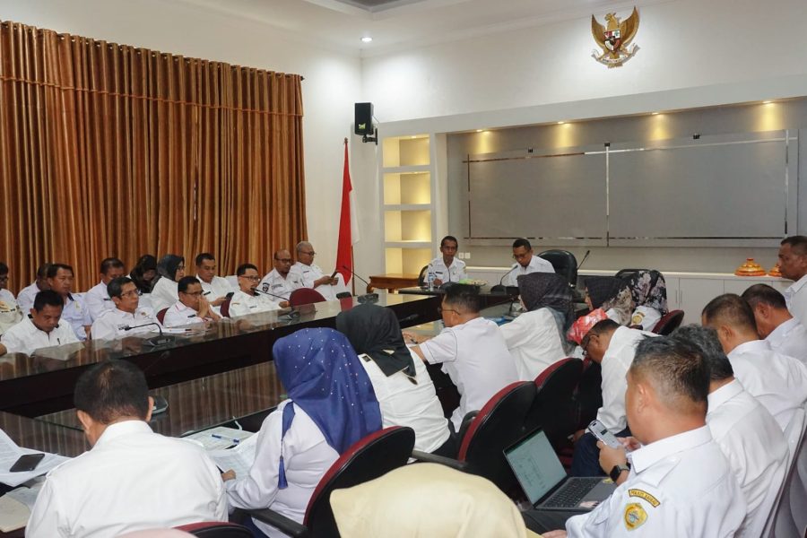 Pj. Wali Kota Baubau, Muhammad Rasman Manafi memimpin rapat kerja dengan seluruh kepala OPD di Kota Baubau.