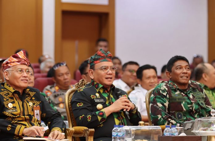 Pj. Gubernur Sultra, Andap Budhi Revianto (Tengah)