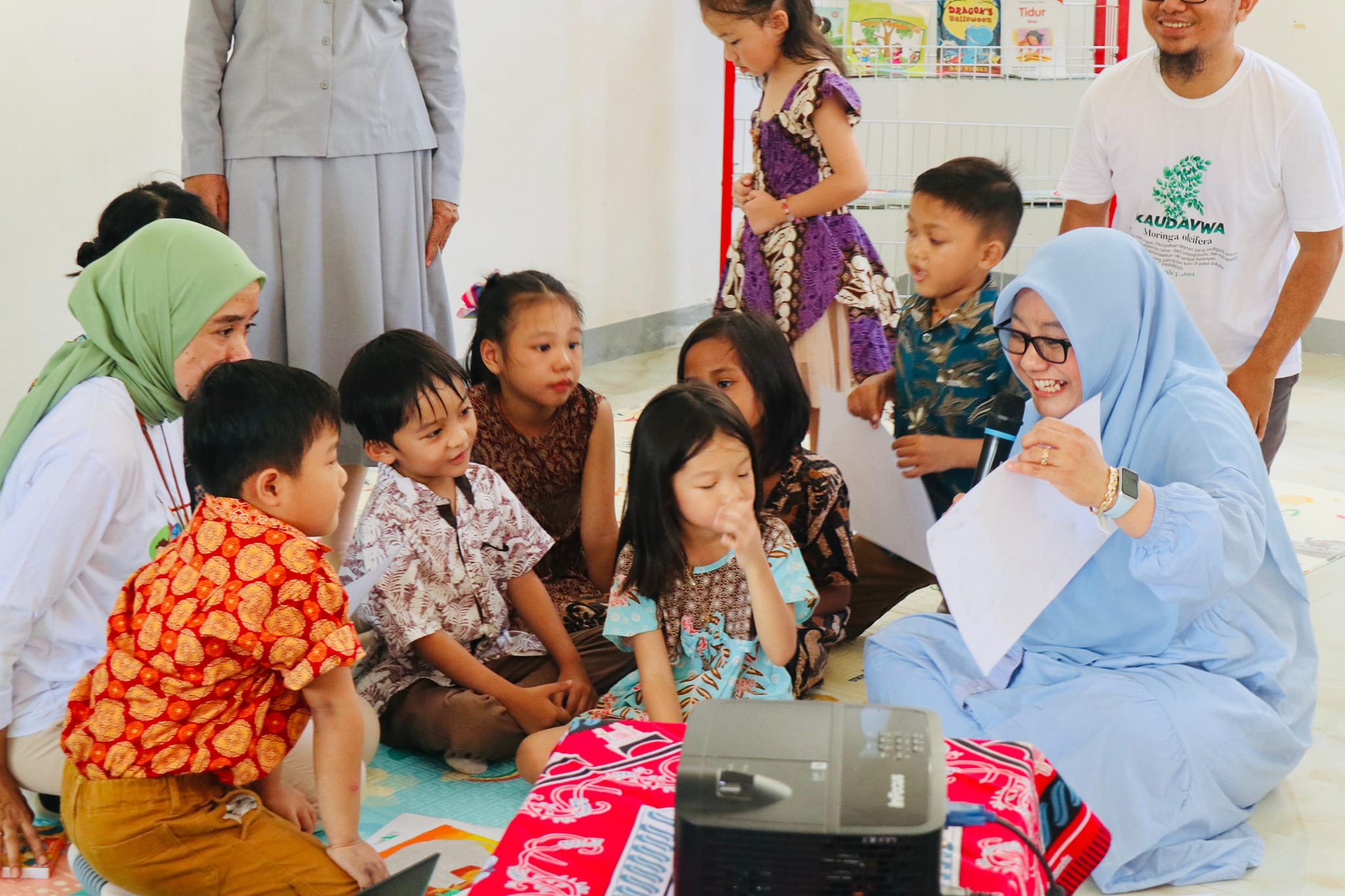 Bunda PAUD Kota Baubau, Reffiani Dwiatmo Rasman, ST membacakan buku kepada anak-anak di salah satu sekolah dasar di Kota Baubau.