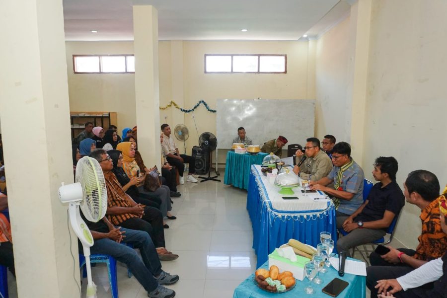 Ketgam : Pj. Wali Kota Baubau, Dr. Rasman Manafi saaat tatap muka dengan ASN diseluruh Kecamatan Batupoara. (FOTO : Istimewa)