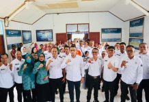 Bekerja Bersama Konsep Rasman Manafi Bangun Baubau Ketgam : Pj Wali Kota Baubau Dr Muhammad Rasman Manafi berpose bersama aparatur Pemkot Baubau. (FOTO : Istimewa)