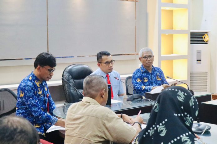 Ketgam : Pj. Wali Kota Baubau, Dr Muh Rasman Manafi, SP, M.Si saat memimpin rapat koordinasi persiapan pelaksanaan PSU di empat TPS yang ada di Kota Baubau.