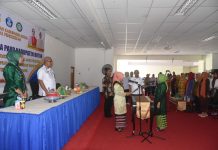 Bunda Paud Buton Dikukuhkan, Tokoh Rol Model Pendidik Anak Usia Dini Ketgam : Pengukuhan Bunda PAUD Kabupaten Buton yang juga Ketua TP PKK Buton beserta ibu-ibu pokja pengurus PAUD Kabupaten Buton oleh Bunda Paud Provinsi, Ny. Dra Wa Ode Munanah Asrun Lio. (Foto : Istimewa)