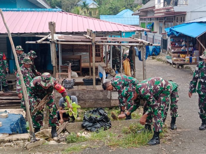 Ketgam : Personil TNI Kodim 1413 Buton bersama masyarakat melakukan pembersihan kawasan pasar Karya Baru sebagai salah satu bagian dari program TMMD ke-119