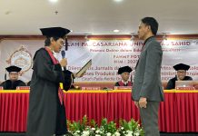 Wartawan asal Baubau Sukses Raih Gelar Doktor, Angkat Isu Persoalan Etika di Media Ketgam : Fahmy Fotaleno saat dikukuhkan menjadi Doktor Ilmu Komunikasi pada Rabu (27/3/2024) di Gedung Pascasarjana Universitas Sahid. (FOTO : Istimewa)