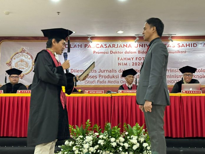 Ketgam : Fahmy Fotaleno saat dikukuhkan menjadi Doktor Ilmu Komunikasi pada Rabu (27/3/2024) di Gedung Pascasarjana Universitas Sahid. (FOTO : Istimewa)