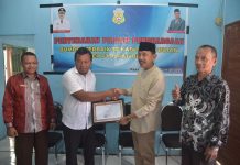 Pj. Bupati Buton Serahkan Penghargaan Bumdes Terbaik