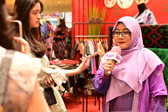 Ketua Dekranasda Kota Baubau, Reffiani Dwiatmo Rasman saat diwawancarai sejumlah media di event Indonesia Fashion Week di Cenderawasih Hall Jakarta Convention Center Jakarta, Kamis 28 Maret 2024. (FOTO ISTIMEWA)