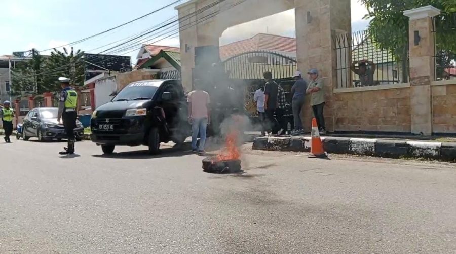 Sejumlah mahasiswa menggelar aksi unjuk rasa di depan kantor Kejaksaan Negeri Baubau, Senin 25 Maret 2024. 