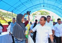 Pemprov Sultra Gelar Gerakan Pangan Murah Pj. Gubernur Sultra, Andap Budhi Revianto berbincang dengan warga yang menghadiri gerakan pasar murah yang digelar Pemprov Sultra.