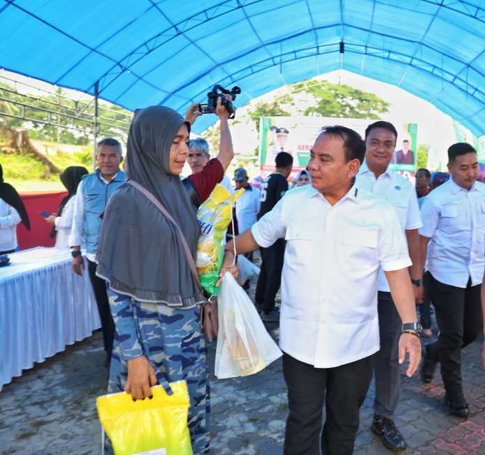 Pj. Gubernur Sultra, Andap Budhi Revianto berbincang dengan warga yang menghadiri gerakan pasar murah yang digelar Pemprov Sultra.